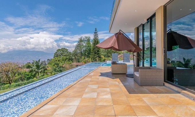 Envigado Villa | Luxury Large pool villa on Envigado