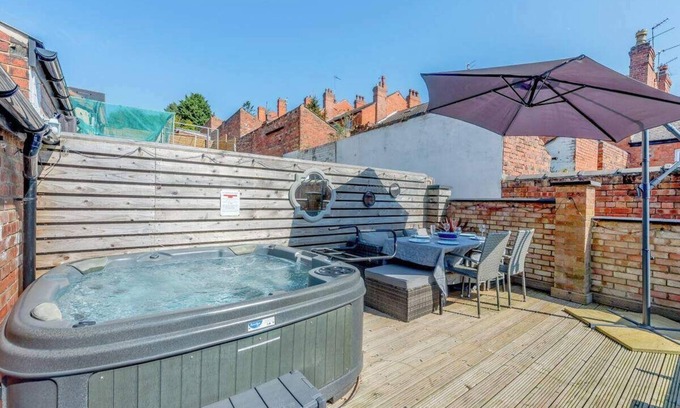 Lincoln House | Luxury Lincoln Home - Sleeps 8 - Hot Tub - Pets