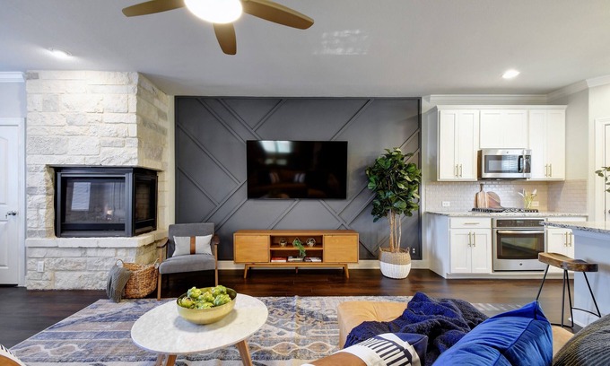 Southtown House | Luxury Living with modern amenities - Blocks from Riverwalk/Downtown