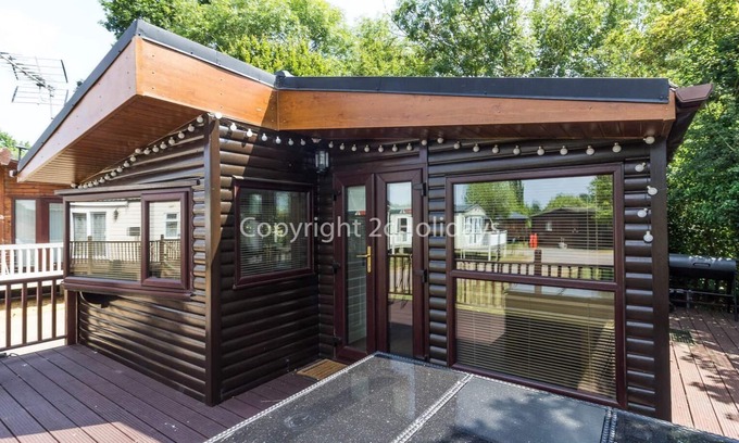 Saxmundham Cabin | Luxury lodge for hire in Carlton Meres in Suffolk ref 60027M