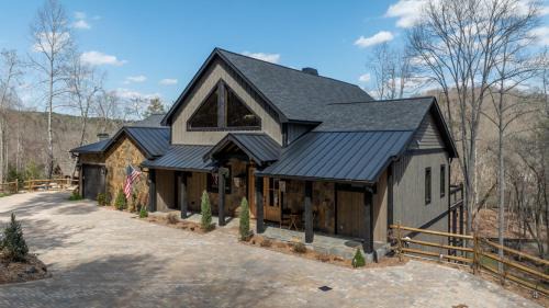 Blue Ridge House | Luxury Lodge on the Toccoa