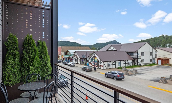 Hill City Apartment | Luxury Loft 6 Overlook Main Street