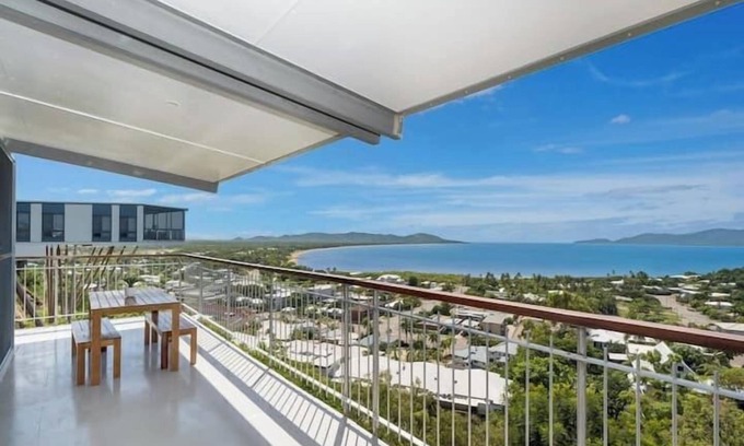 Castle Hill Apartment | Luxury Loft with Stunning Views (Upstairs)