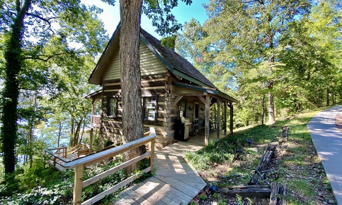 Dandridge Cabin | Luxury Log Cabin and 40 acres on Douglas Lake