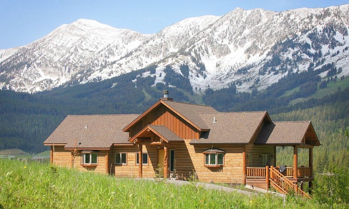 Bozeman Cabin | Luxury Log Cabin Enjoy the mountains in comfort gorgeous mountain view