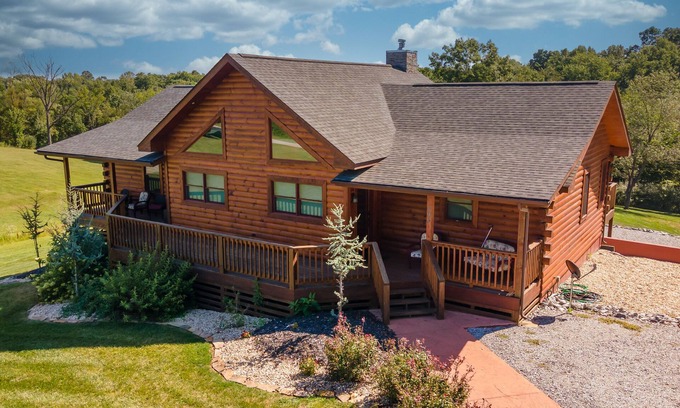 Makanda Cabin | Luxury Log Cabin near SIU, Giant City, & Wineries