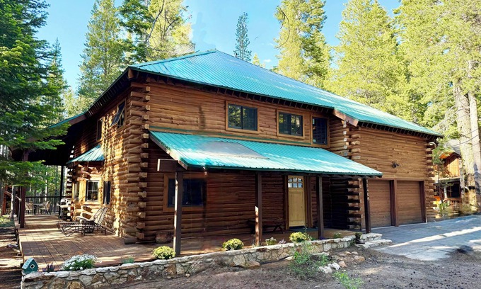 Truckee Cabin | Luxury Log Cabin Retreat in Tahoe Donner — Sleeps 14~ 5BR~ 3BA~ 3,000 sq ft
