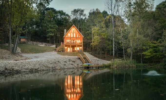 Keene Cabin | Luxury Log Cabin on Private Stocked Pond