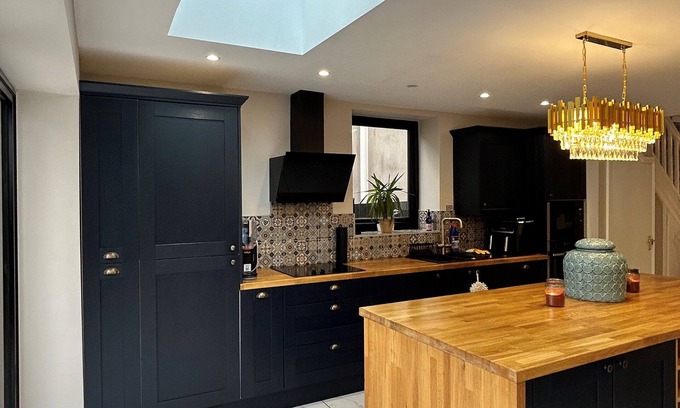 Victoria Park House | Luxury Long-stay House in Central Cardiff with Hot Tub