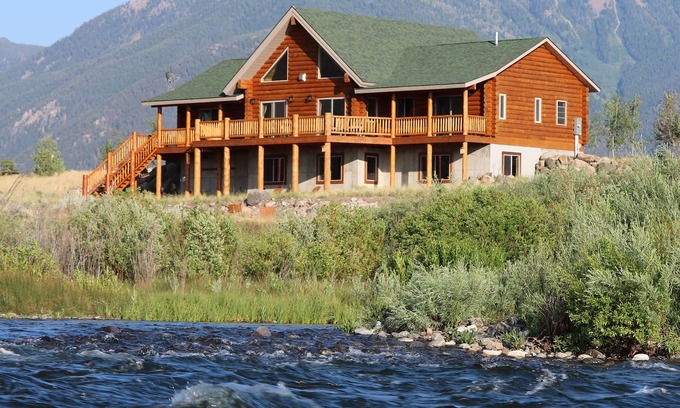 West Yellowstone Cabin | LUXURY MADISON RIVER FRONT LOG HOME - close to Yellowstone NP The Caddis Shack