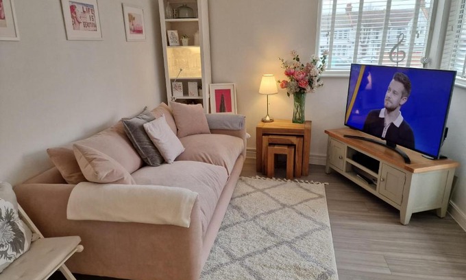 Leigh-on-Sea Apartment | Luxury modern Apt with parking on Leigh Broadway