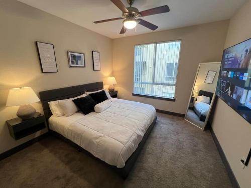 Valencia Apartment | Luxury Modern Condo 3-min from Six Flags w/PS5, 1GB Fast Wi-fi Kingbed