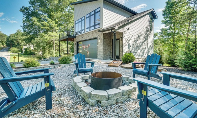 Helen House | Luxury Modern Home on Golf Course w/Game Room!