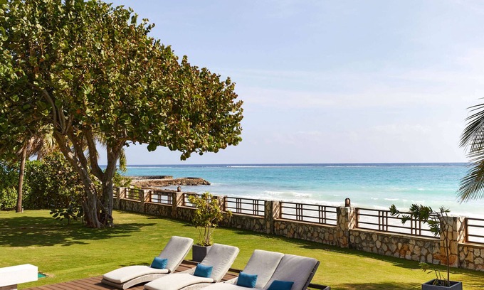 Steer Town Villa | Luxury modern villa located right on the beach
