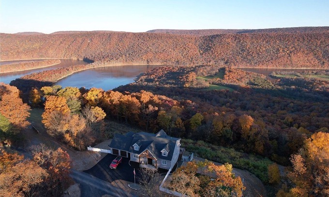 James Creek Cabin | Luxury Mountain Lake Home! Mt.topView!Hot Tub,FirePit,Putting Green,Pickleball