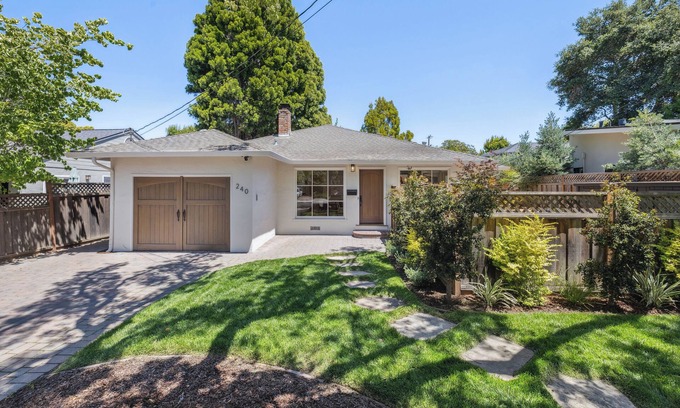 The Willows House | Luxury Oasis Steps from Palo Alto and Stanford, Chef's Kitchen, Workspaces, Gym