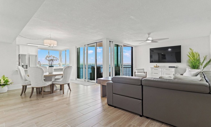 Isla del Sol Condo | Luxury Oceanfront Oasis on Boca Ciega Bay – 2BR Isla del Sol Condo