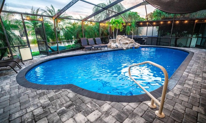 Apollo Beach House | Luxury Palm Tree Two/3 KING BEDS, Put Put golf, HEATED pool, 7 person hot tub