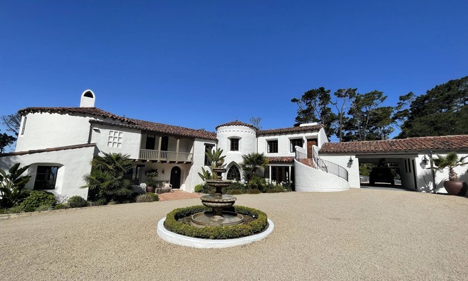 Pebble Beach House | Luxury Pebble Beach 3 minutes to The Lodge!