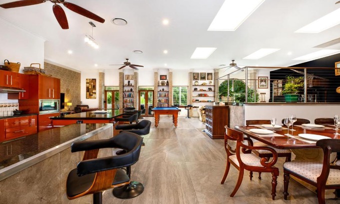 Port Douglas Apartment | Luxury Penthouse 5 BDR 3 Bath Twin Rain Showers 365 sq mtrs