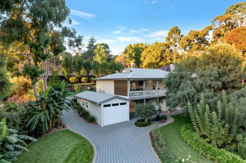 Bellevue Heights House | Luxury Resort Studio Apartment Retreat with Pool, Tennis & Alfresco