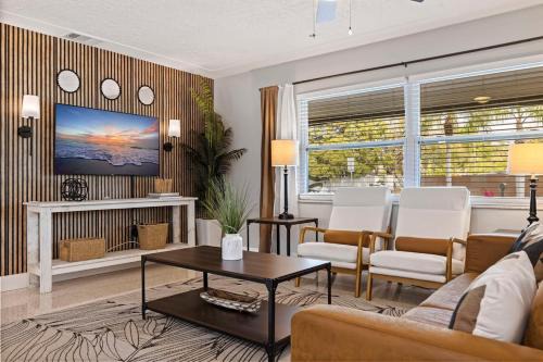 Pinellas Park House | Luxury Rustic Retreat Entire Home in Pinellas Park