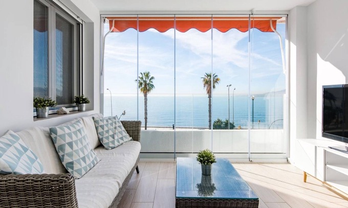 Malaga Apartment | Luxury seaside apartment with pool, parking and Wi-Fi in Málaga