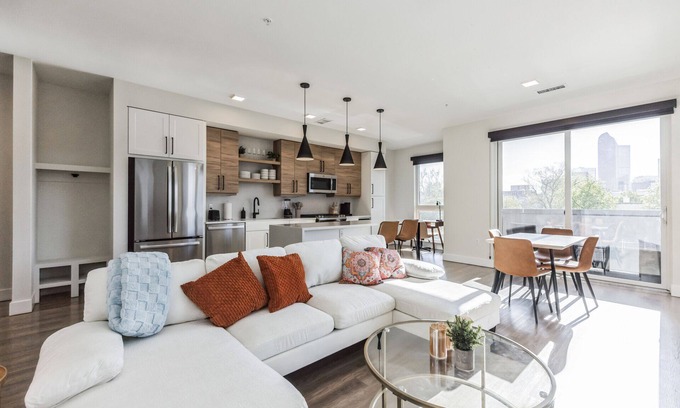 Uptown Apartment | Luxury Spacious Apt, Gym, Spa, Garage & DT Views