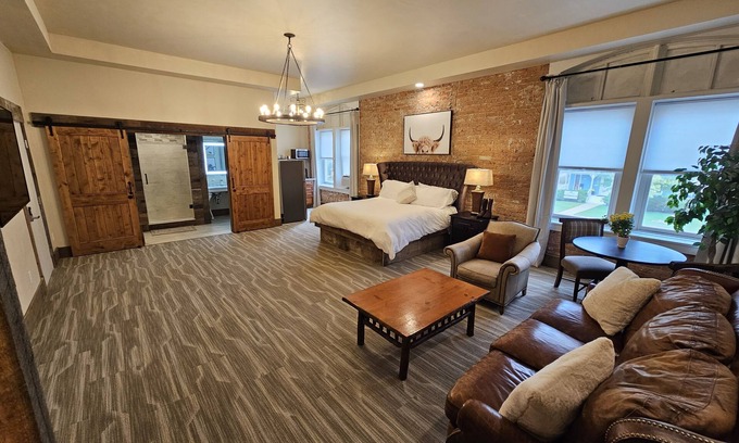 Miles City Hotel | Luxury Studio Suite Downtown