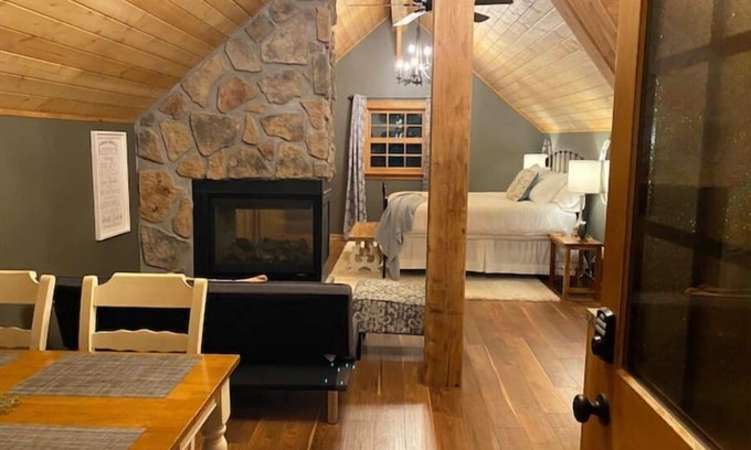 Mingo Apartment | Luxury Suite on 7 Acres of Woods! Fireplace, Whirlpool!