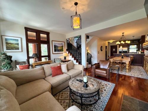 Mammoth Lakes House | Luxury Townhome w/Views, Private Jacuzzi & Garage