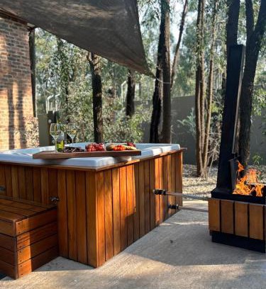 Tierpoort Apartment | Luxury Tranquil Treehouse & Hot Tub