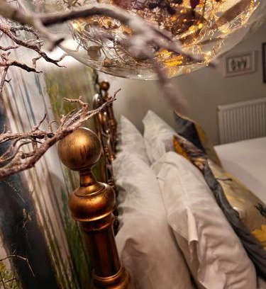 Broad Oak Villa | Luxury tree-house with optional ESPA Spa