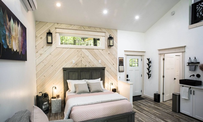 Saluda Cabin | Luxury Treehouse 20 miles from asheville.