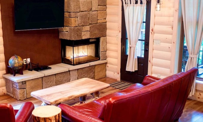 Millersburg Cabin | Luxury Treehouse Getaway with Treetop Views