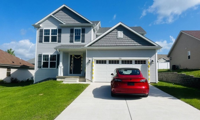 Hartford House | Luxury Vacation Smart Home w/Hot-tub, Home Theatre & XBOX