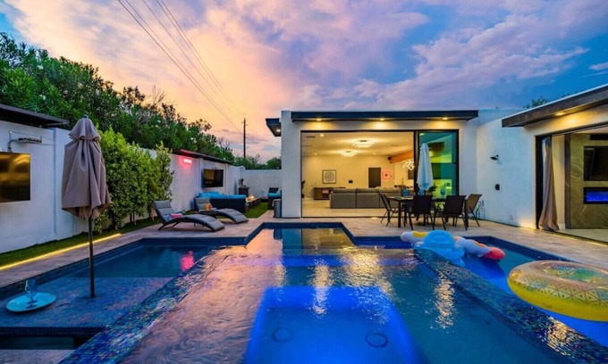 Casa Del Mar Villa | Luxury Villa 5mins to Old Town Pool Fire pit BBQ