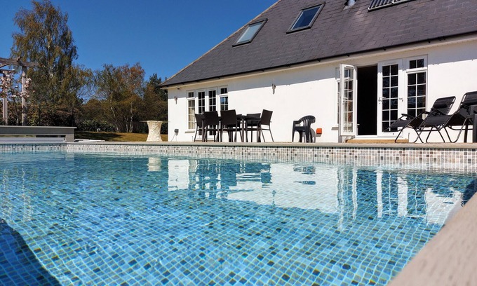 Matchams Villa | Luxury villa, amazing location, pool, jacuzzi, snooker, cinema & tennis court!