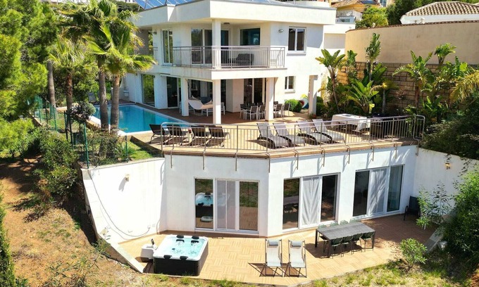 Fuengirola Villa | Luxury Villa -Heated pool - Jacuzzi -Sea view -Privacy -Perfect for groups!