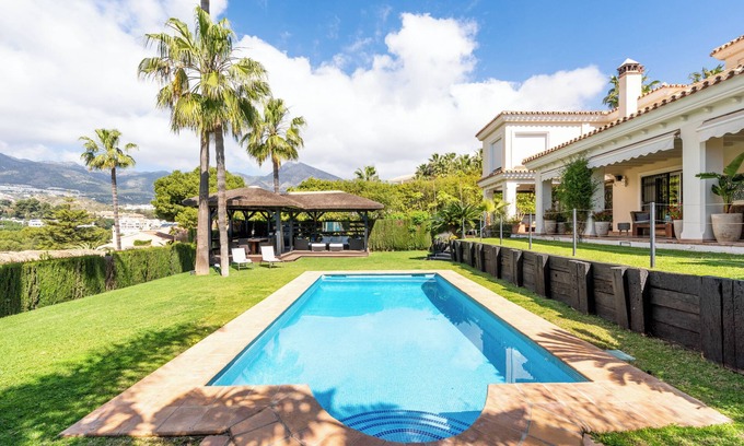 Torrequebrada Villa | 'Luxury Villa Larios Torrequebrada' with Sea View, Pool & Wi-Fi