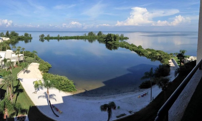 Hudson Condo | LUXURY WEST FACING CONDO - STUNNING VIEWS AND BOAT DOCK!