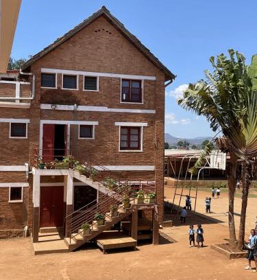 Antsirabe House | Lycée Picot de Clorivière dont les revenus financent l'éducation des élèves