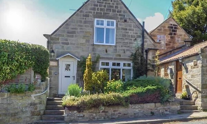 Fylingthorpe Cottage | LYNDALE COTTAGE, family friendly, with open fire in Robin Hood’s Bay