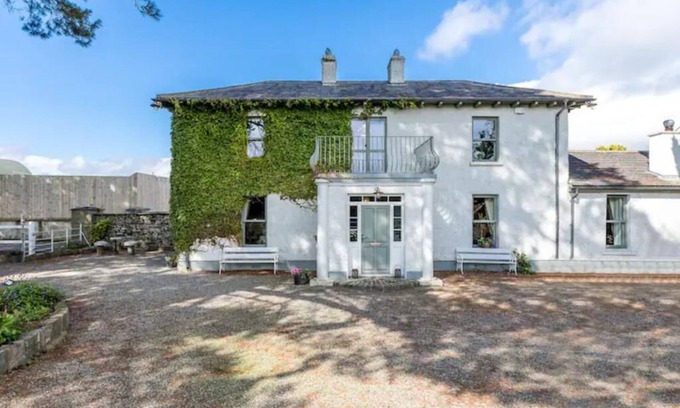 Sutton Cross House | Macepool House, Country Farmhouse yet super close to Dublin City Centre.
