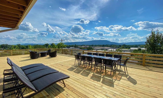 East Lake House | Made to Entertain with HUGE swim spa fire pit, pong/pool/air hockey, BBQ, & much