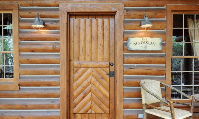 Ennis Cabin | Madison – Cozy Log Cabin in the Madison River Valley w/Shared Outdoor Pool