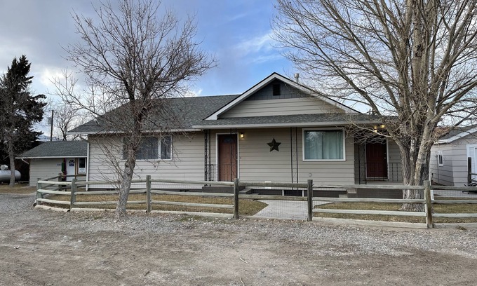 Ennis House | Madison Valley Getaway in Downtown Ennis, MT