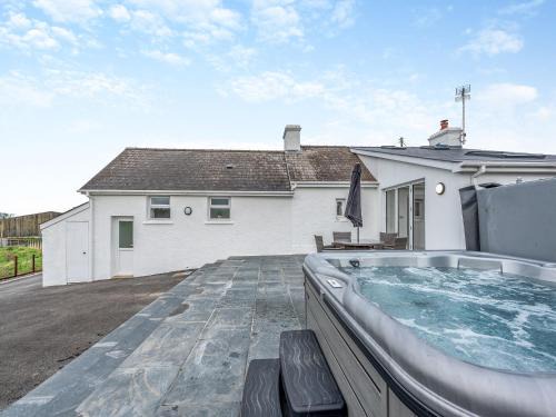 Cross Inn House | Maesyrhaf