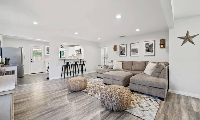 Valencia House | Magic Mountain 4 Bedroom 3 Bath Escape Modern Home