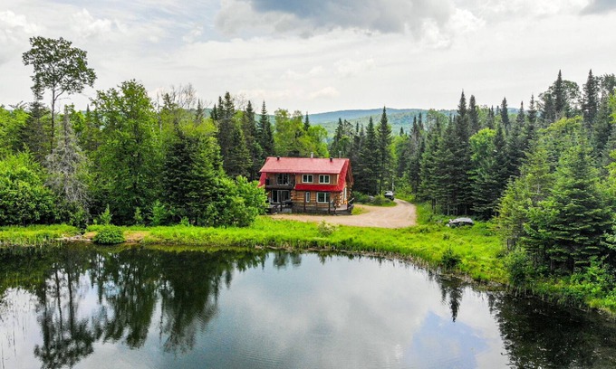 Lac-Sergent Ski Chalet | Magnificent log cabin located less than 30 minutes from Quebec.